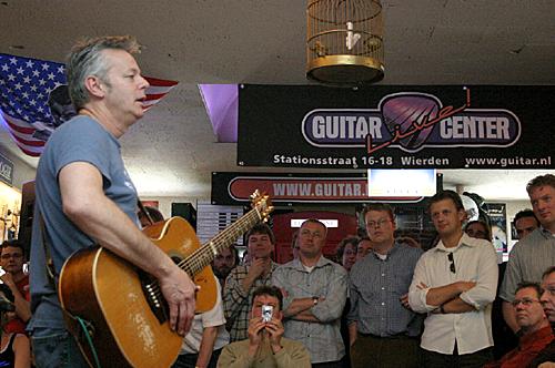 Gitaarfenomeen Tommy Emmanuel komt vrijdag 17 maart opnieuw bij de gitaar-speciaalzaak Guitar Center in het centrum van Wierden.